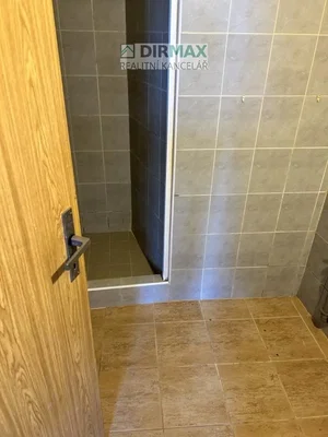 Salle de bain; carrelage, nécessite rénovation