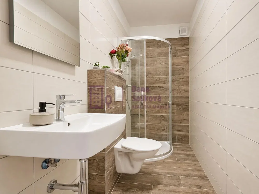 Toilet; tegelvloer, gerenoveerd, natuurlijk licht