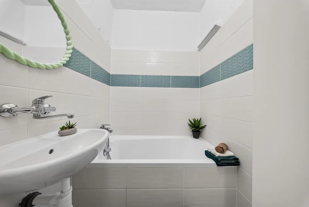 Badezimmer; fliesenboden, renoviert, tageslicht