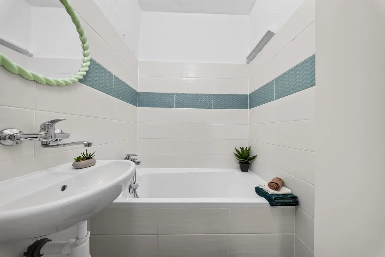 Badezimmer; fliesenboden, renoviert, tageslicht