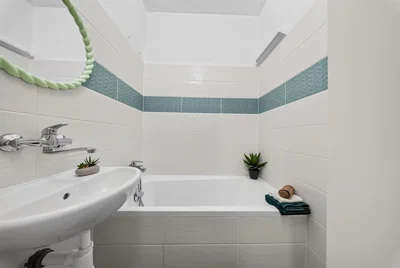 Badezimmer; fliesenboden, renoviert, tageslicht