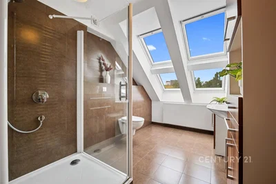 Bagno; pavimento in piastrelle, luce naturale