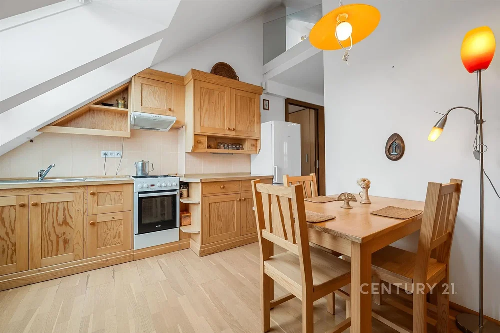 Cucina; elettrodomestici, pavimento in legno, luce naturale