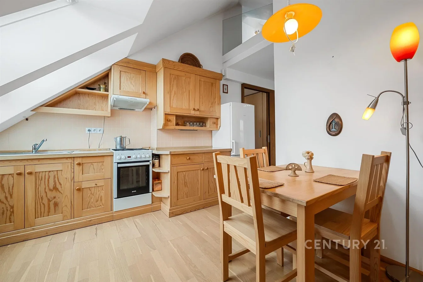 Cucina; elettrodomestici, pavimento in legno, luce naturale