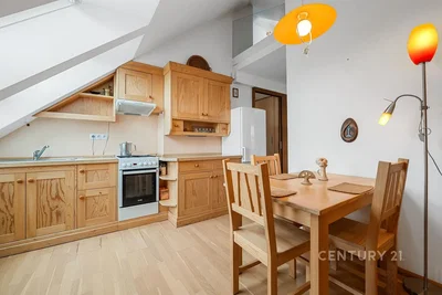 Cucina; elettrodomestici, pavimento in legno, luce naturale
