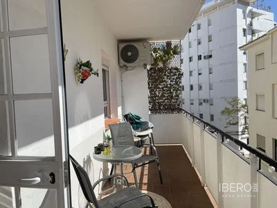 Balcón; vista, suelo de baldosas, luz natural