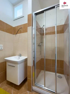 Banyo; fayans zemin, doğal ışık