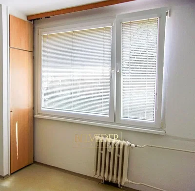 Schlafzimmer; tageslicht, renovierungsbedürftig