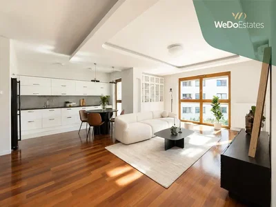 Salon; parquet, lumière naturelle, style moderne, électroménager