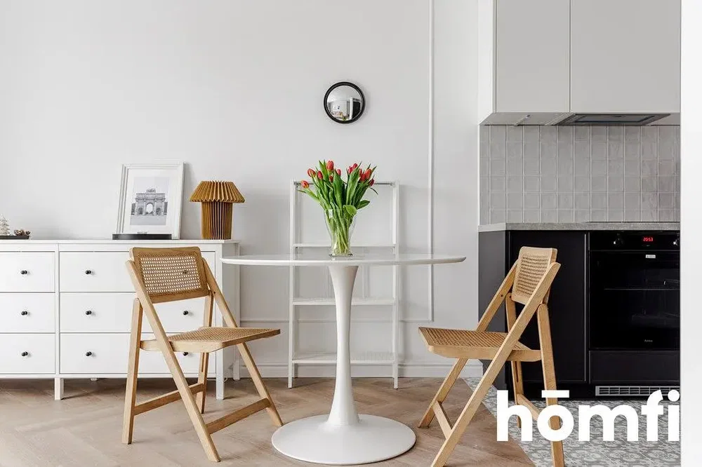Cuisine; électroménager, parquet, style moderne, lumière naturelle