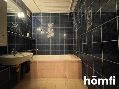 Badezimmer; fliesenboden, renovierungsbedürftig