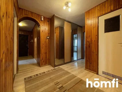 Garderobe; houten vloer, houten balken