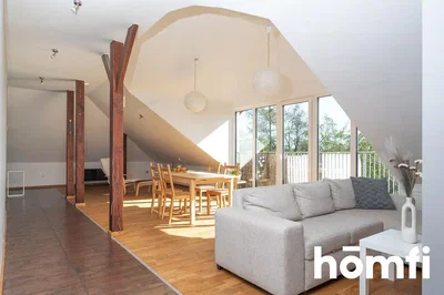 Woonkamer; natuurlijk licht, houten balken, moderne stijl