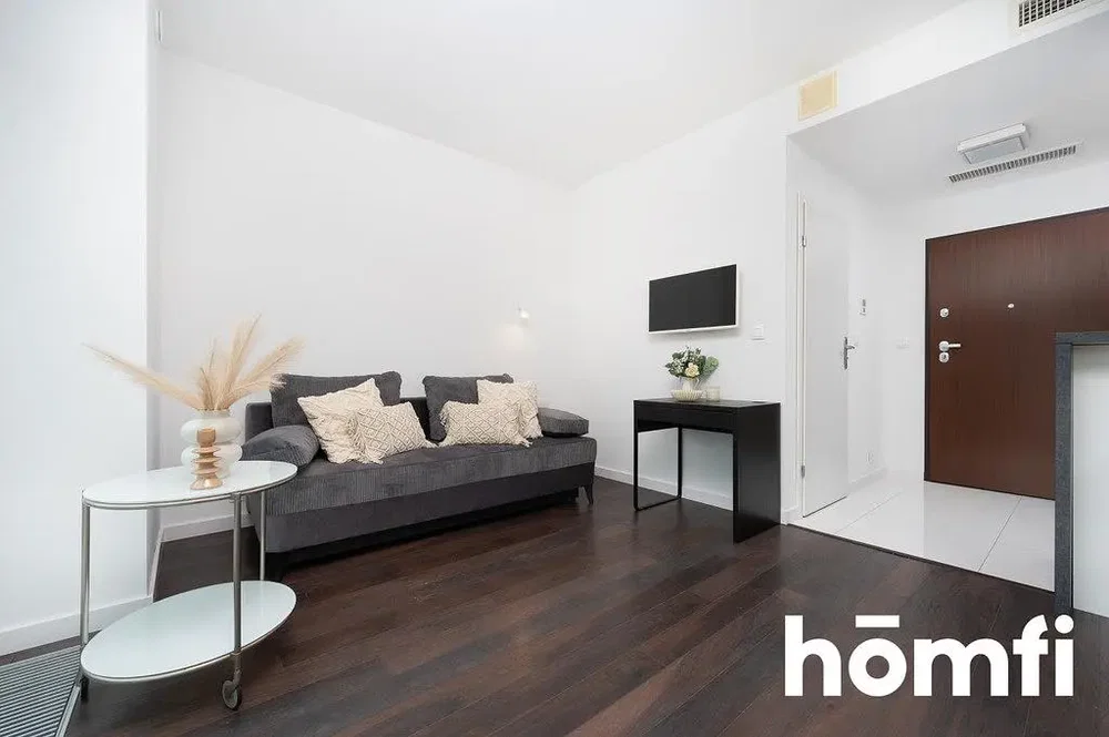 Soggiorno; pavimento in legno, luce naturale, stile moderno
