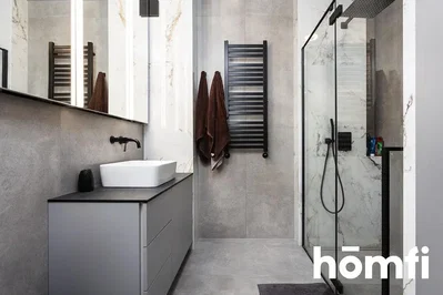 Badezimmer; renoviert, tageslicht, fliesenboden