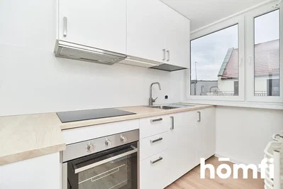 Keuken; keukenapparatuur, houten vloer, natuurlijk licht, moderne stijl
