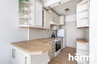 Cucina; elettrodomestici, pavimento in legno, luce naturale