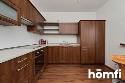 Kuhinja; kuhinjski aparati, drveni pod, potrebna renovacija