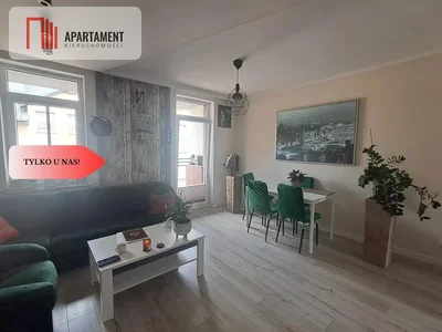Σαλόνι; ξύλινο πάτωμα, φυσικό φως, μοντέρνο στυλ