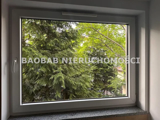 Woonkamer; uitzicht, tegelvloer, natuurlijk licht