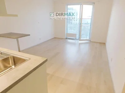Cucina; necessita ristrutturazione, luce naturale, pavimento in piastrelle