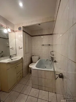 Badezimmer; fliesenboden, renoviert, tageslicht