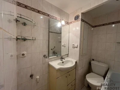 Badezimmer; fliesenboden, holzbalken