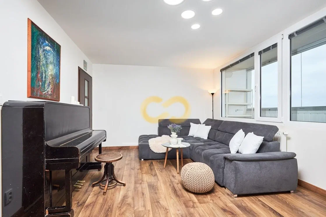 Woonkamer; houten vloer, natuurlijk licht
