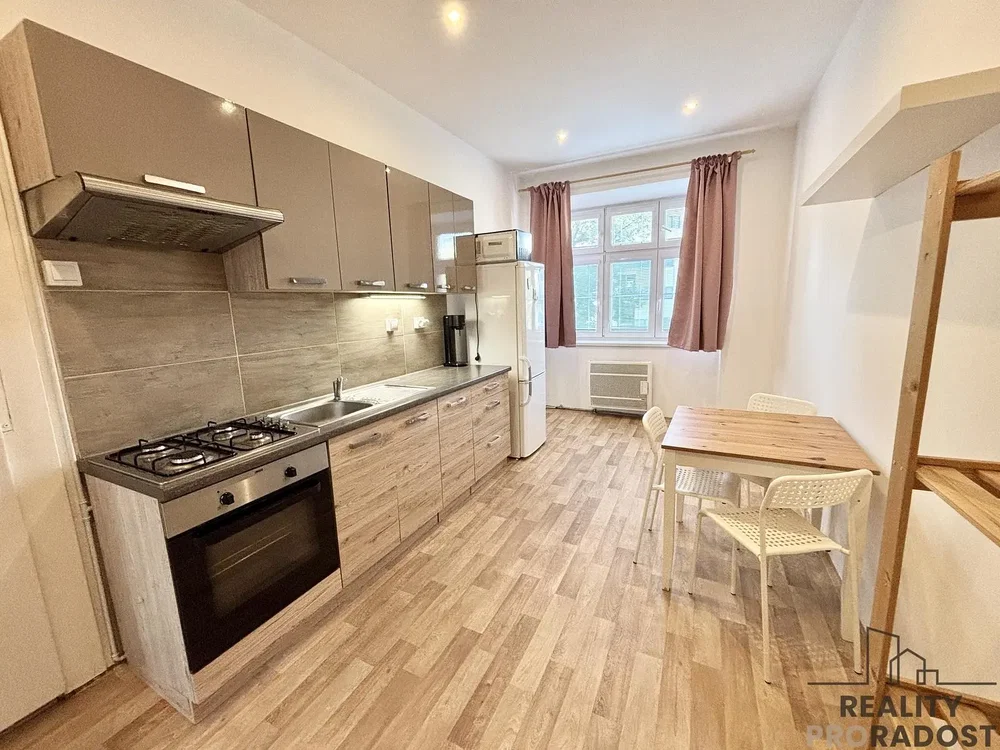 Cucina; elettrodomestici, pavimento in legno, luce naturale
