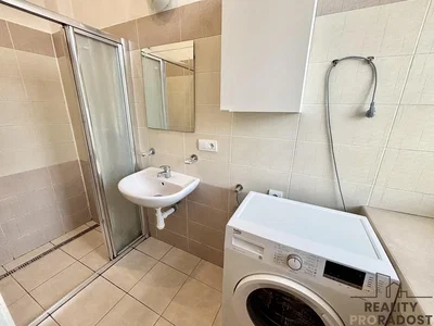 Toilette; pavimento in piastrelle, necessita ristrutturazione