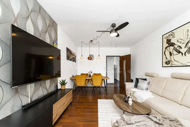 Living room; wood floor, natural light, modern style