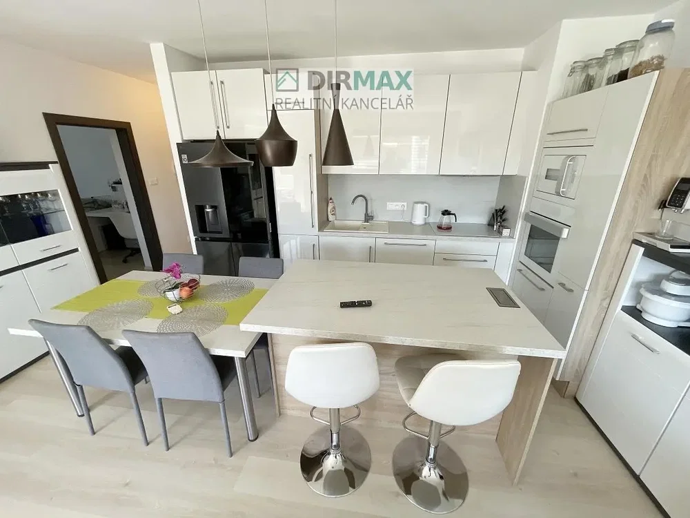 Cocina; electrodomésticos, suelo de baldosas, luz natural, estilo moderno