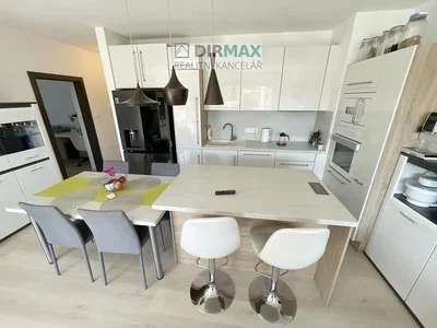 Cocina; electrodomésticos, suelo de baldosas, luz natural, estilo moderno