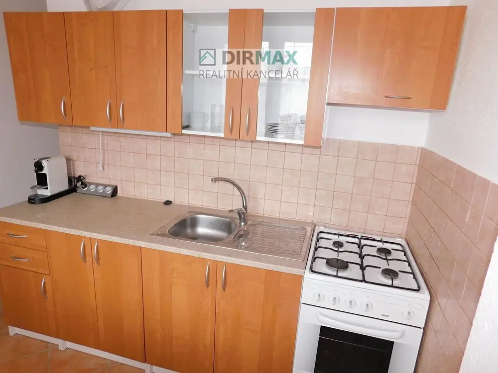 Кухиња; кухињски апарати, плочице, потребна реновација