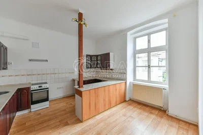 Kuchyňa; kuchynské spotrebiče, drevená podlaha, prirodzené svetlo