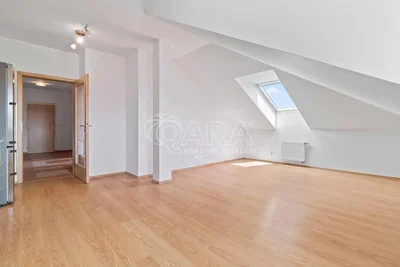 Kinderzimmer; holzboden, tageslicht