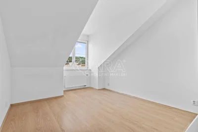 Kinderzimmer; holzboden, tageslicht, blick