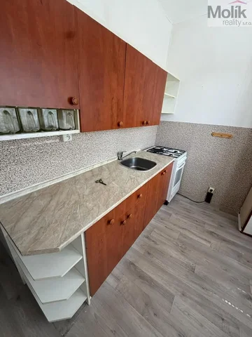 Κουζίνα; συσκευές κουζίνας, πλακάκια, χρειάζεται ανακαίνιση