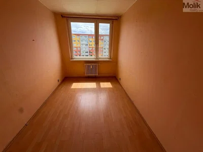 Schlafzimmer; holzboden, tageslicht, renovierungsbedürftig