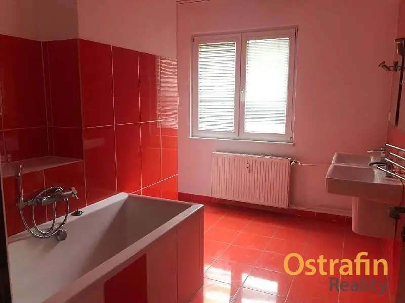 Badezimmer; fliesenboden, tageslicht