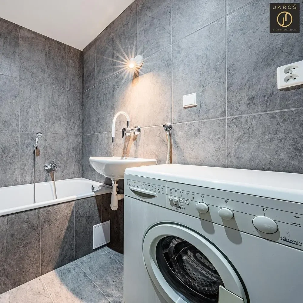 Badezimmer; fliesenboden, renoviert, tageslicht