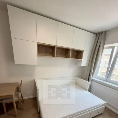 Slaapkamer; houten vloer, natuurlijk licht