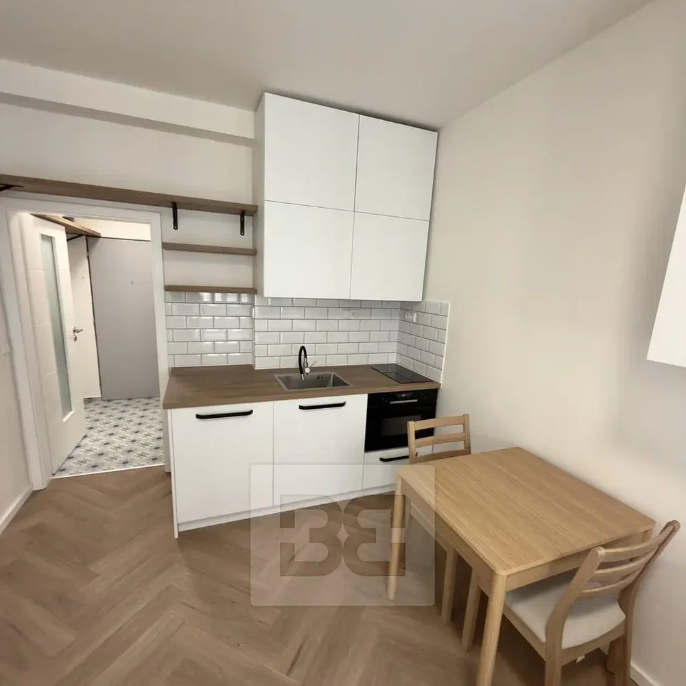 Keuken; keukenapparatuur, houten vloer, gerenoveerd, natuurlijk licht