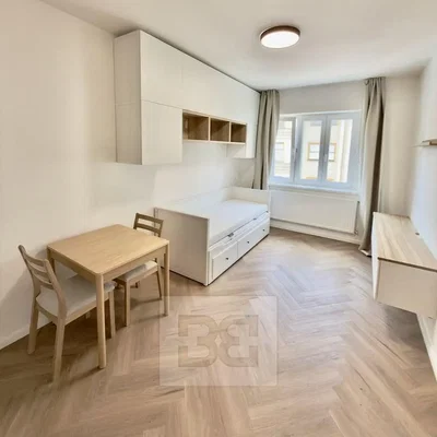 Slaapkamer; houten vloer, natuurlijk licht, moderne stijl