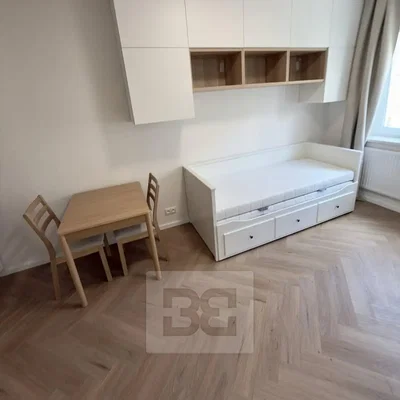 Slaapkamer; houten vloer, natuurlijk licht, moderne stijl