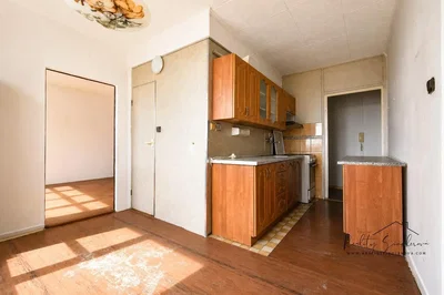 Cuisine; parquet, nécessite rénovation, lumière naturelle