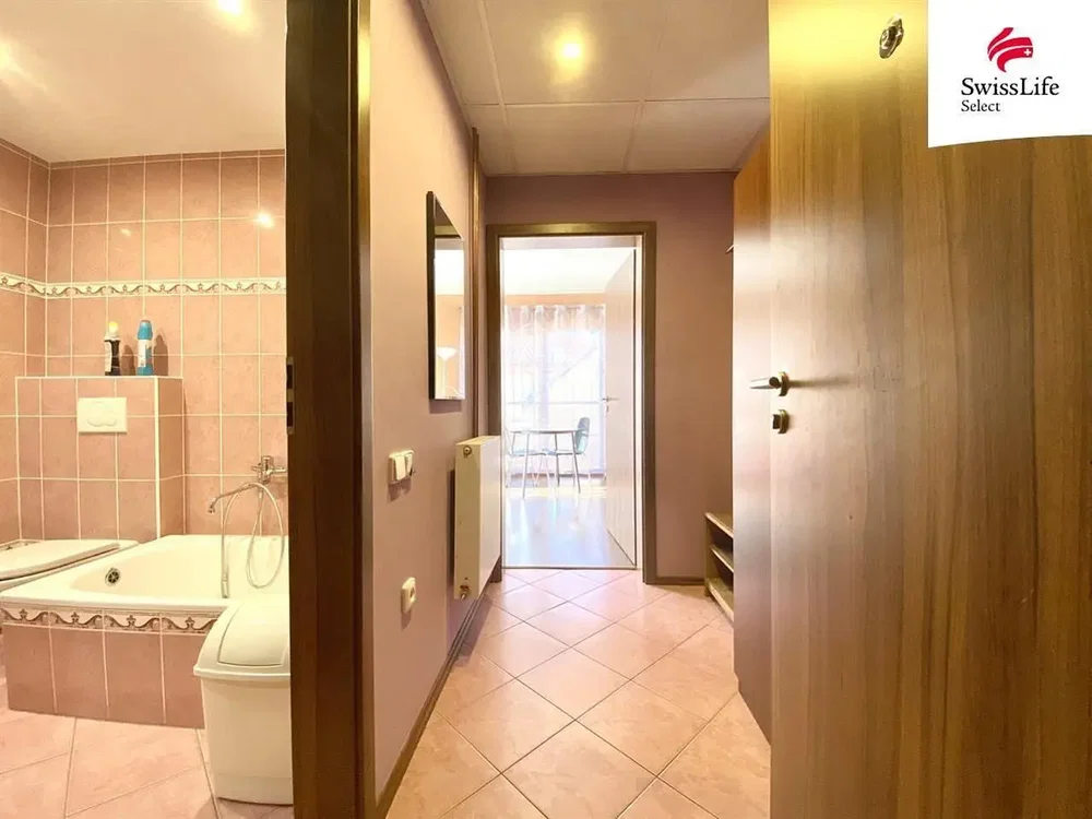 Badezimmer; fliesenboden, tageslicht