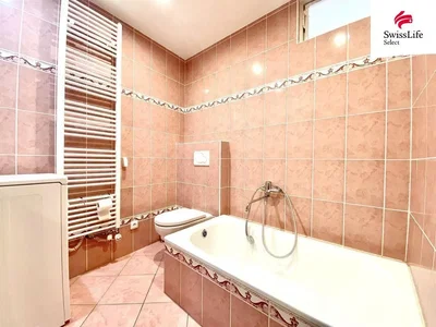Badezimmer; fliesenboden, renovierungsbedürftig