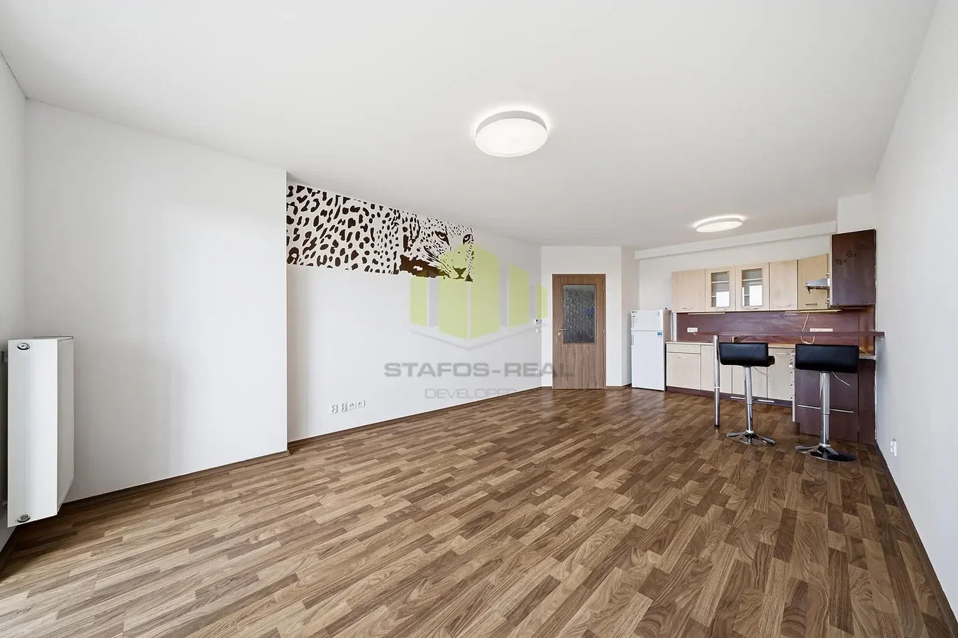 Living room; wood floor, kitchen appliances, natural light