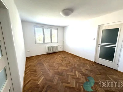 Ostalo; lesena tla, naravna svetloba